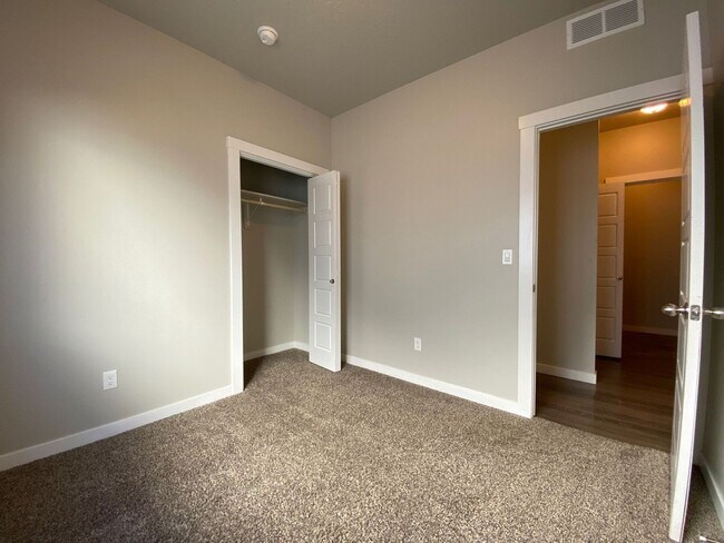 Building Photo - Newer Townhome