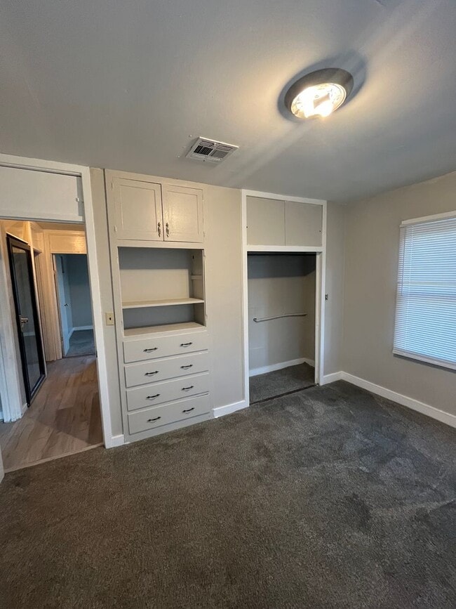 Building Photo - Beautiful upstairs 3 bed 1 bath apartment ...