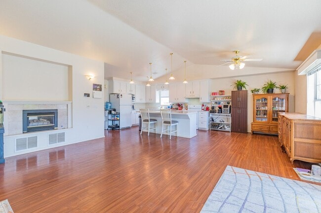 Building Photo - Conveniently located 3 Bedroom, 2 bath
