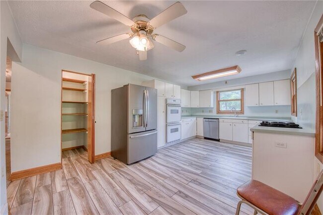 Building Photo - 4465 Mt Troy Rd Ext
