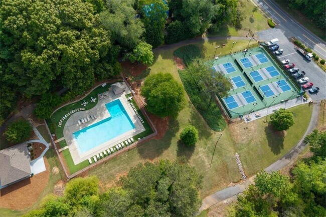 Building Photo - 9470 Hillside Dr