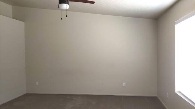 Building Photo - 4 bedroom for lease off of Ave 8E