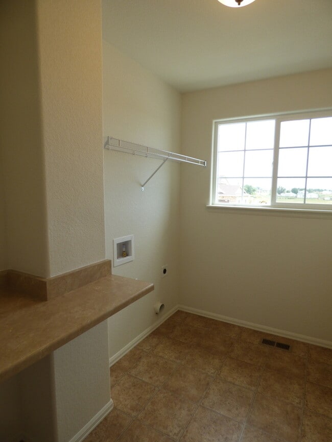 Building Photo - Spacious and Beautiful 3 Bed, 2.5 Bath Hom...