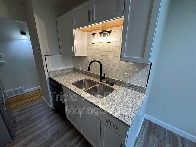 Building Photo - 10655 Hallwood Dr