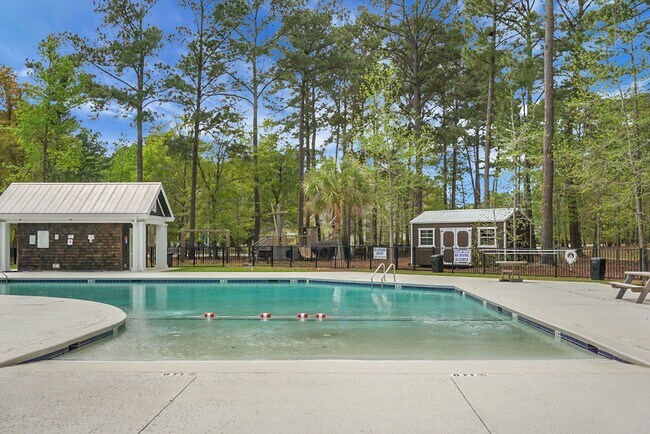 Building Photo - Johns Island 4BR, 2.5 BA Gem: Features Wood Floors, 2-Car Garage, & Community Pool