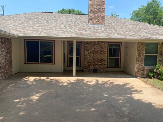 Building Photo - Lovely Home in Downtown Granbury