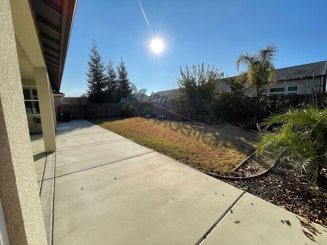 Building Photo - $500 OFF FIRST MONTHS RENT