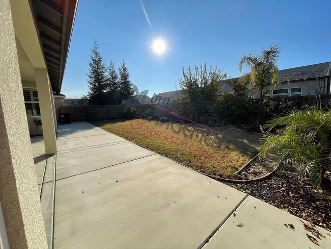 Building Photo - Beautiful Northwest Visalia home with solar