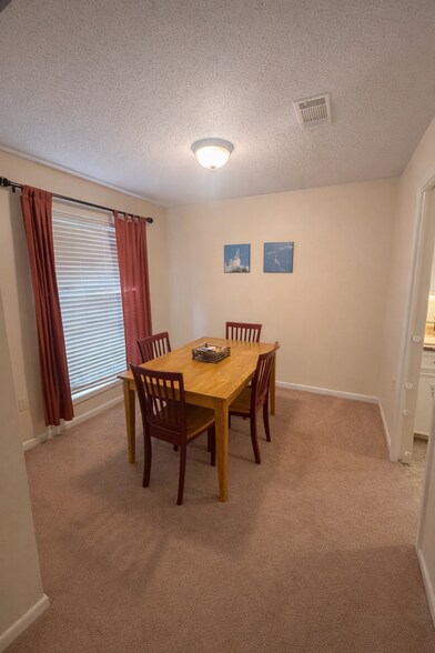 Building Photo - 205 Dogwood Dr