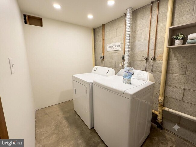 Building Photo - 9984 Shoshone Way