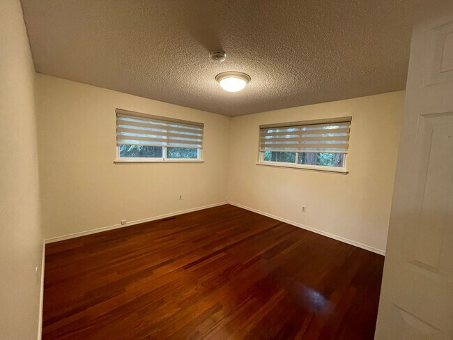 Building Photo - 10800 Lathrop Ln NW