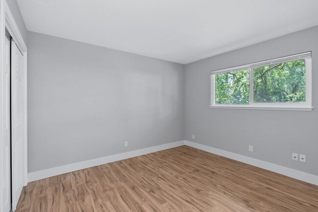 Building Photo - 1141-1161 Oak Avenue
