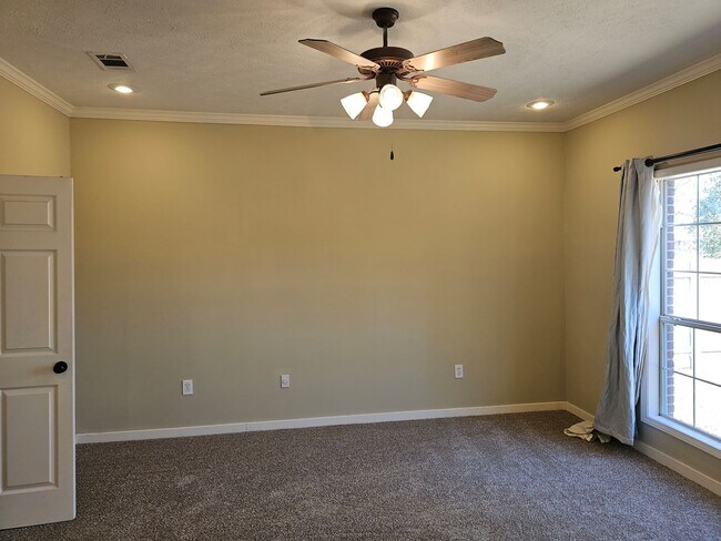 Building Photo - 132 Middlefield Dr