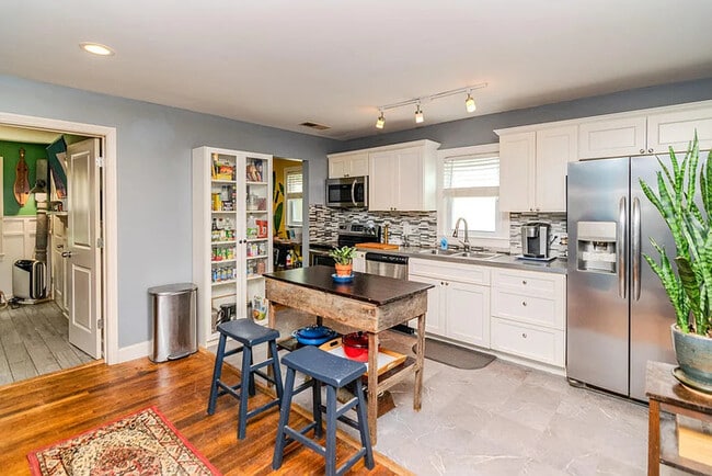 Building Photo - This charming 3-bedroom, 1-bathroom home