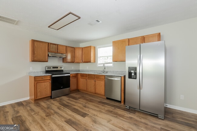 Building Photo - 240 Elm Pl