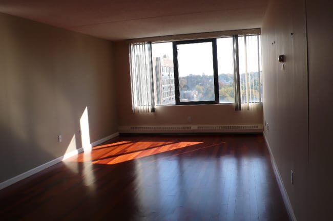 Building Photo - 4 Martine Ave