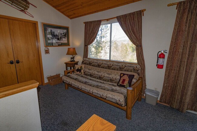 Building Photo - Spacious Three Bedroom located in Moonridge