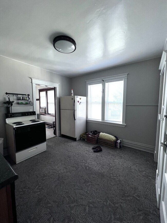 Building Photo - 17 E 6th St