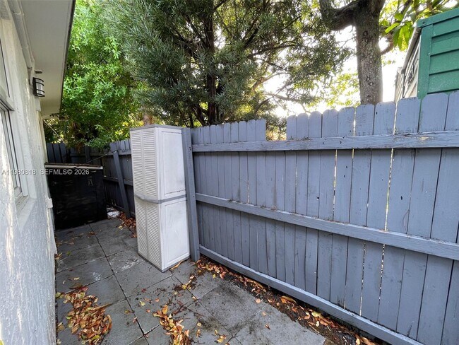 Building Photo - 305 NE 15th Ave