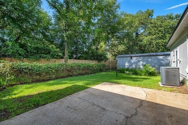 Building Photo - 1825 Sherwood Dr