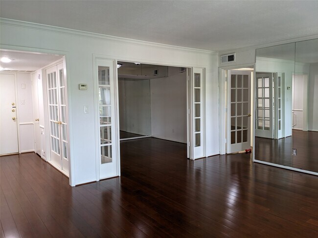 Building Photo - 351 N Post Oak Ln