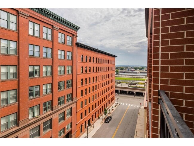 Building Photo - 270 4th St E