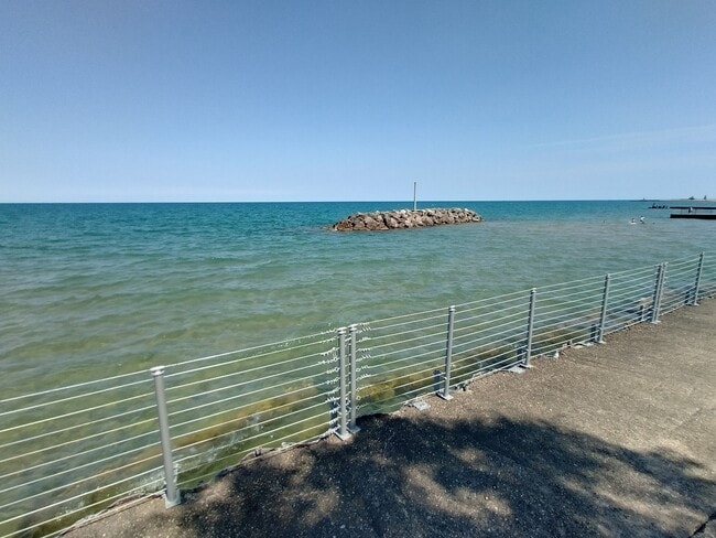 Building Photo - 1216 W Jarvis Ave