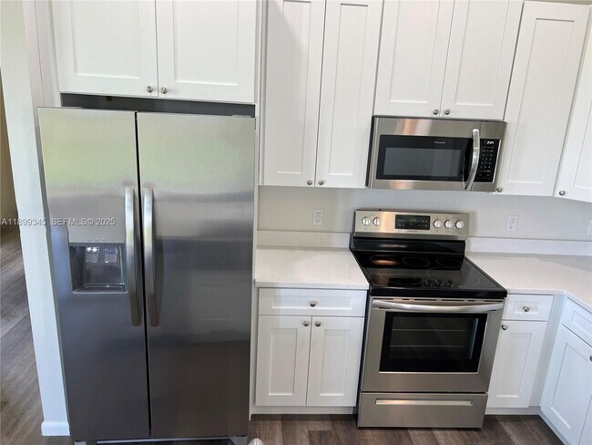 Building Photo - 1060 Capri Cir