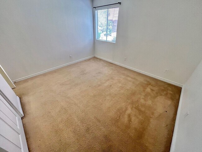 Building Photo - ADORABLE 2 BEDROOM 2 BATHROOM 1ST FLOOR CONDO