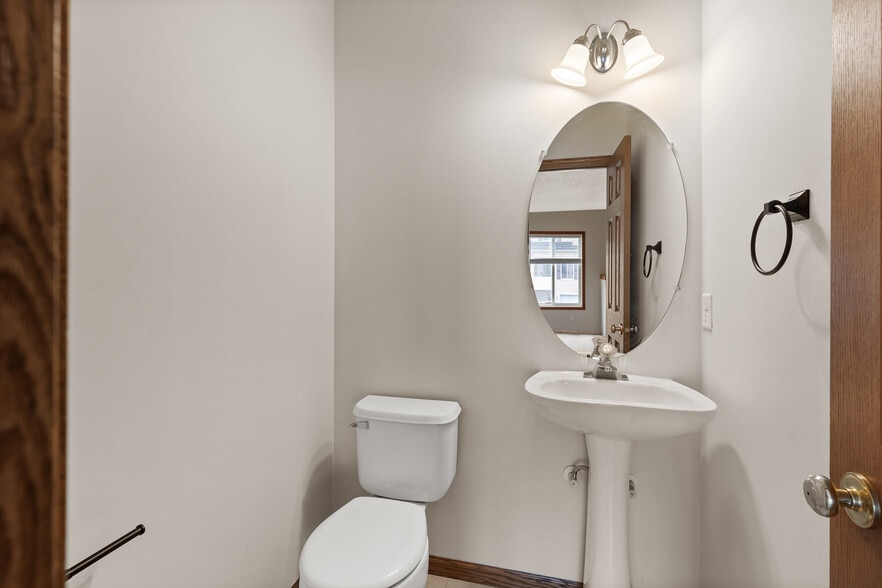 Building Photo - 6860 Meadow Grass Ln S