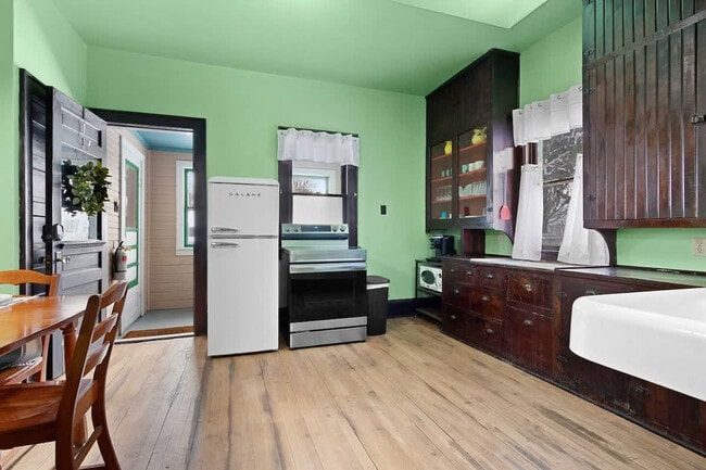 Building Photo - 100 W 1st St