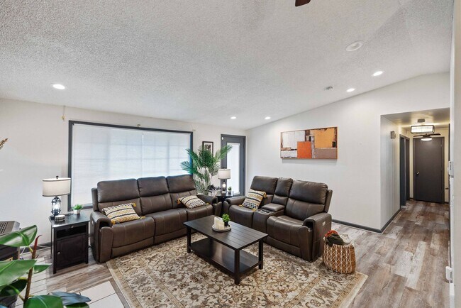 Building Photo - GORGEOUS 3 Bedroom (+BONUS ROOM!) 2 Bath Home with RV/Boat storage near beaches and shopping!