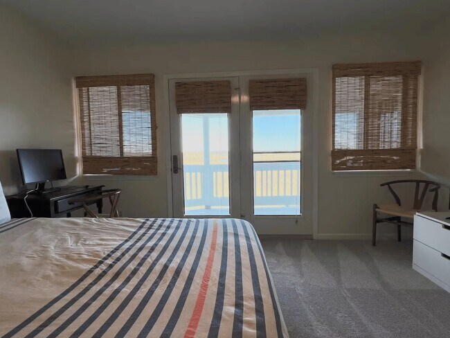 Building Photo - 140 W Mariners Cay Dr