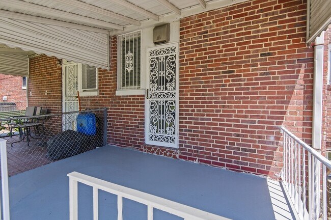 Building Photo - 2600 N Longwood St