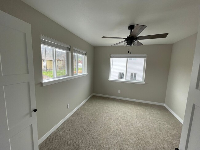 Building Photo - **Move in special - $500 off of 1st Month'...