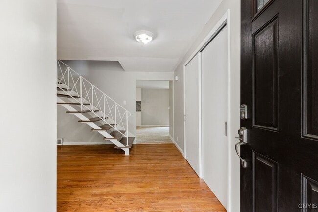 Building Photo - 117 Treeland Cir