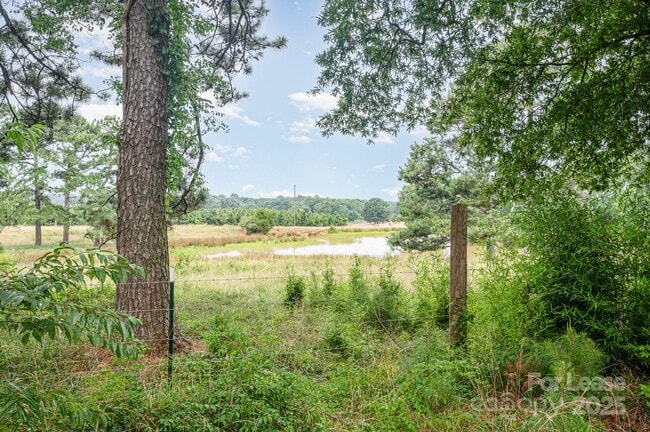 Building Photo - 6118 S Rocky River Rd