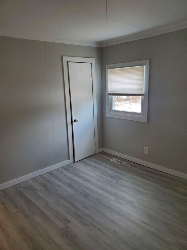 Building Photo - For Rent: 2 Bedroom, 1 Bathroom Home