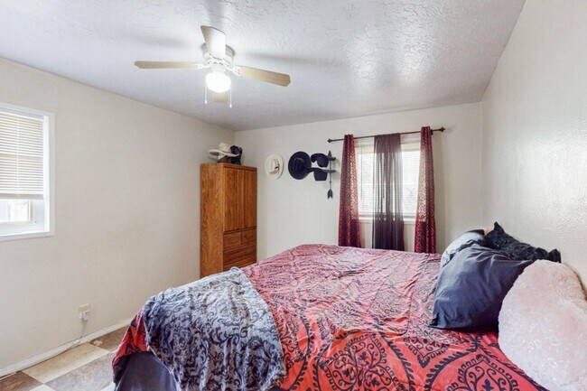 Building Photo - COMING SOON Cozy 4 bed -1 bath - Close to Uptown