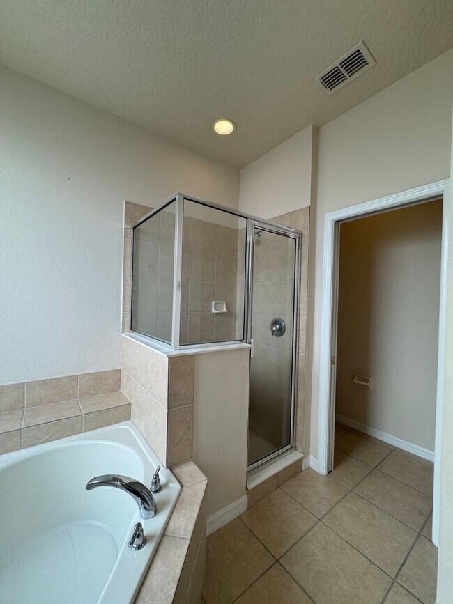 Building Photo - Spacious house with 6 bedrooms and 4.5 bathrooms to call home