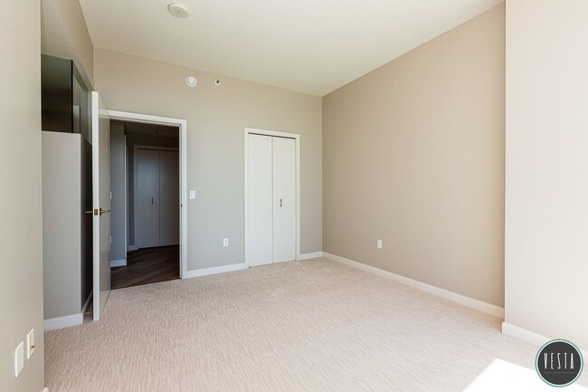 Building Photo - ELEGANT CITY 1BD/1BA RETREAT WITH SKYLINE ...