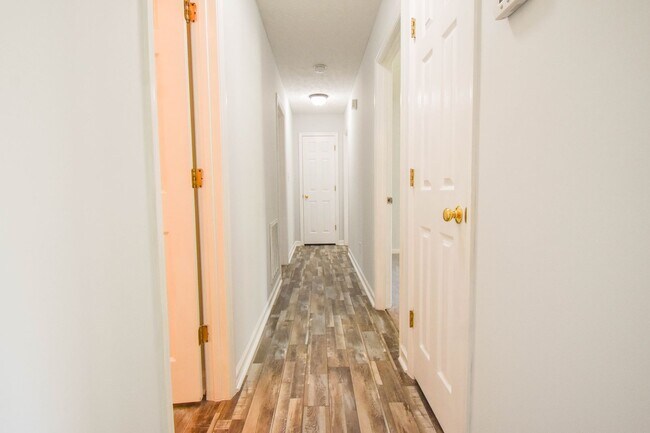 Building Photo - 3 Bedroom 2.5 Bathroom with a Bonus: Small...