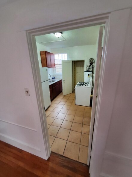 Building Photo - 6 College Ave