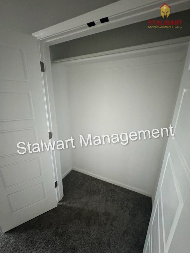 Building Photo - Maintenance free living in Blue Valley School district