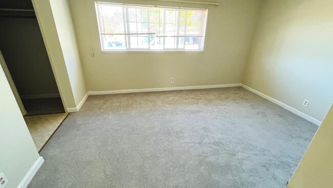 Building Photo - 10460 Davison Ave