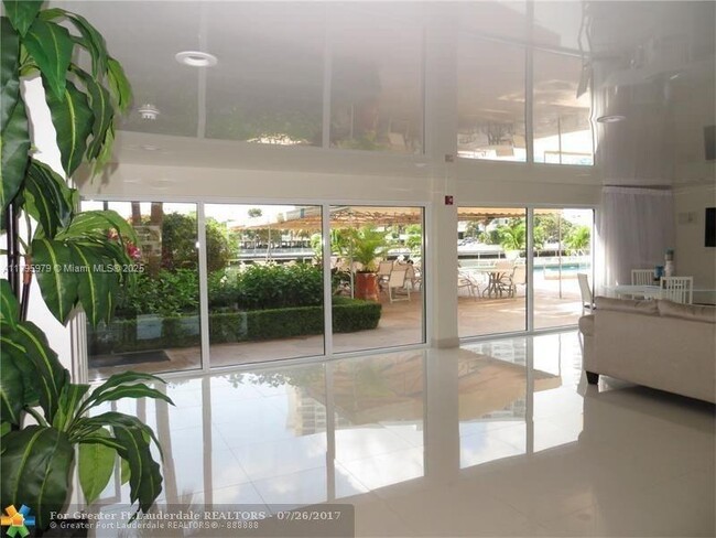 Building Photo - 220 Kings Point Dr