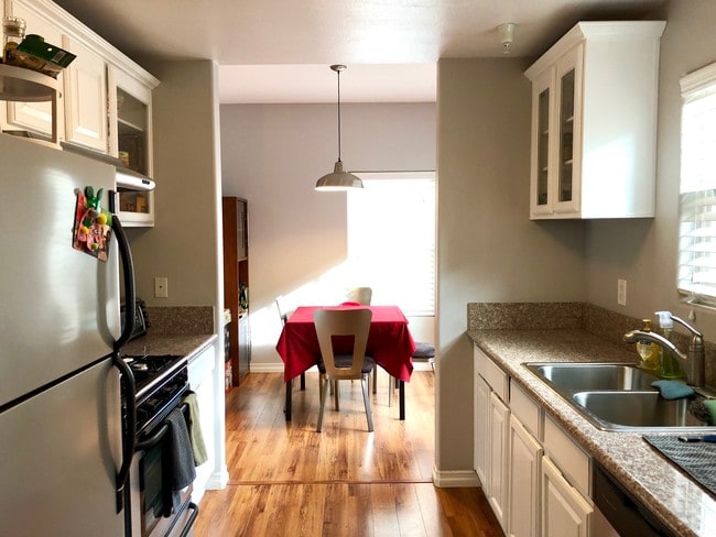 Kitchen - 3711 Baldwin St