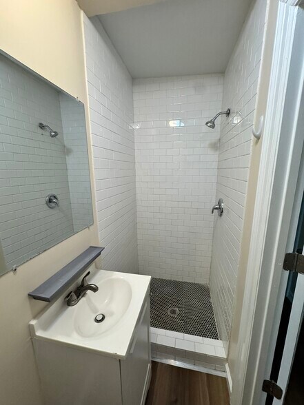 Shower - 1112 W Elizabeth St
