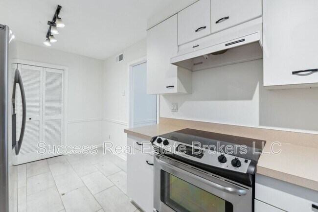 Building Photo - 14 Glenald Way NW