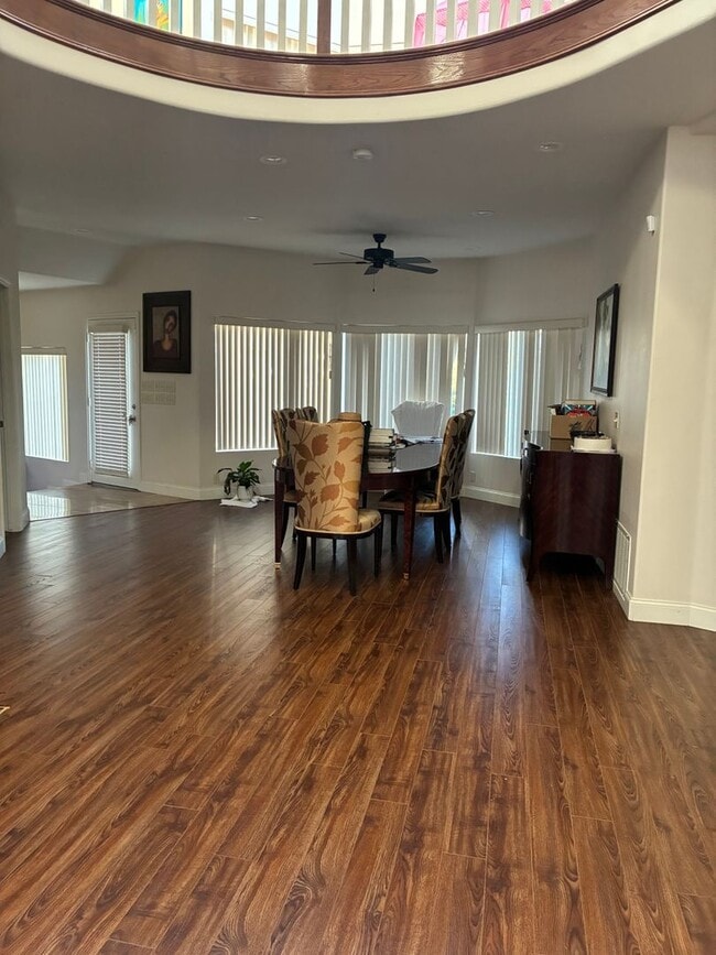 Building Photo - Spacious and Furnished 9 Bedroom House Nea...